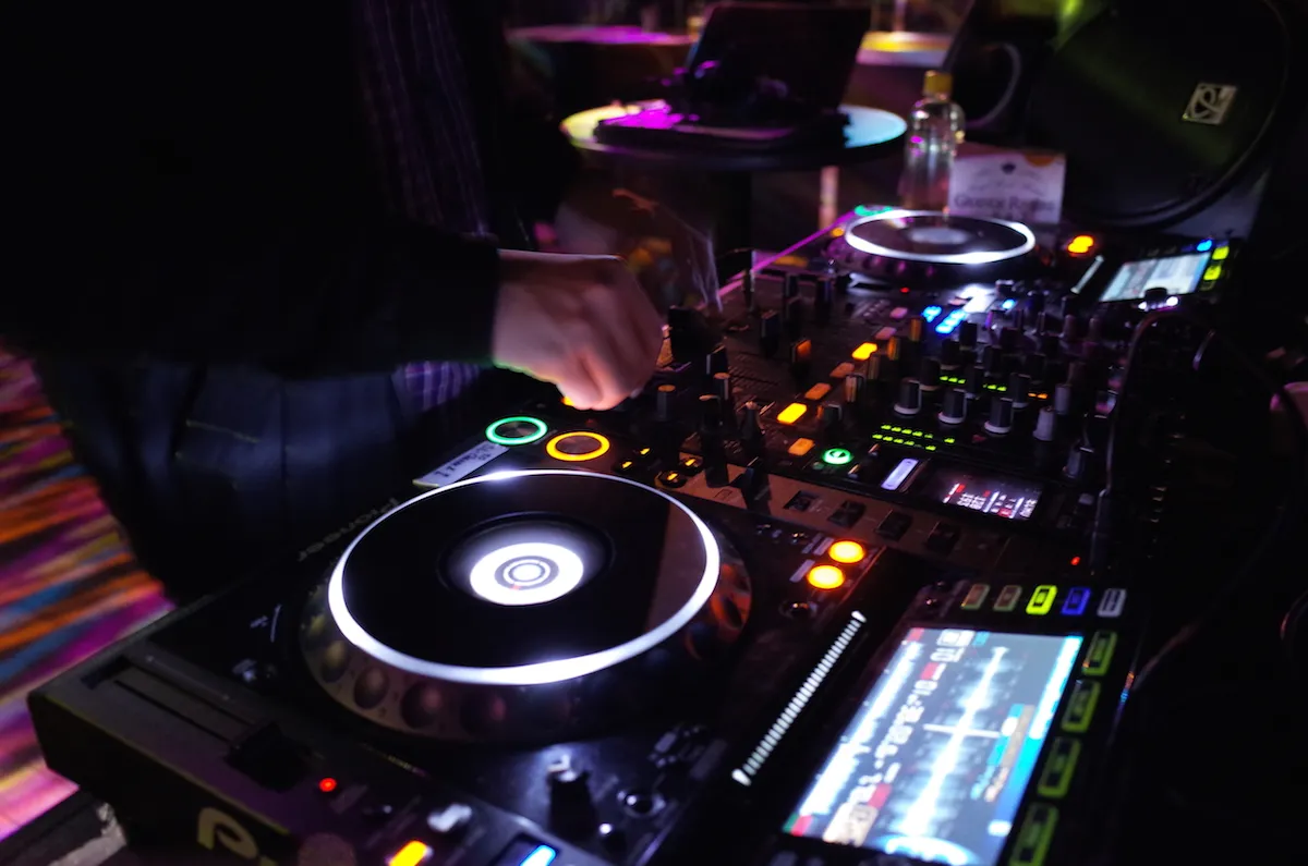 前回出演した時の写真。こんな感じでBoiler Roomっぽい雰囲気でゆるくやってます