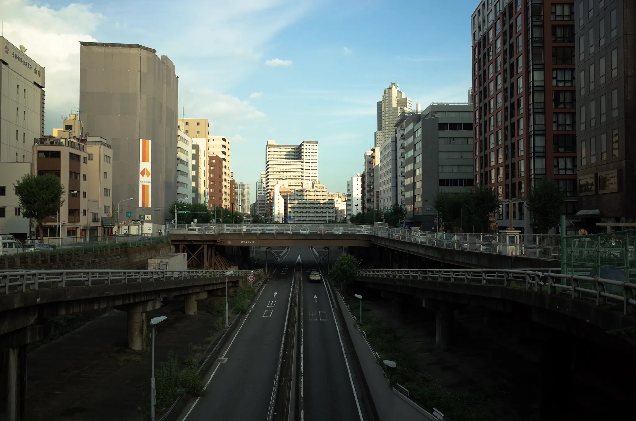 公園の向こうは高速の入り口だった