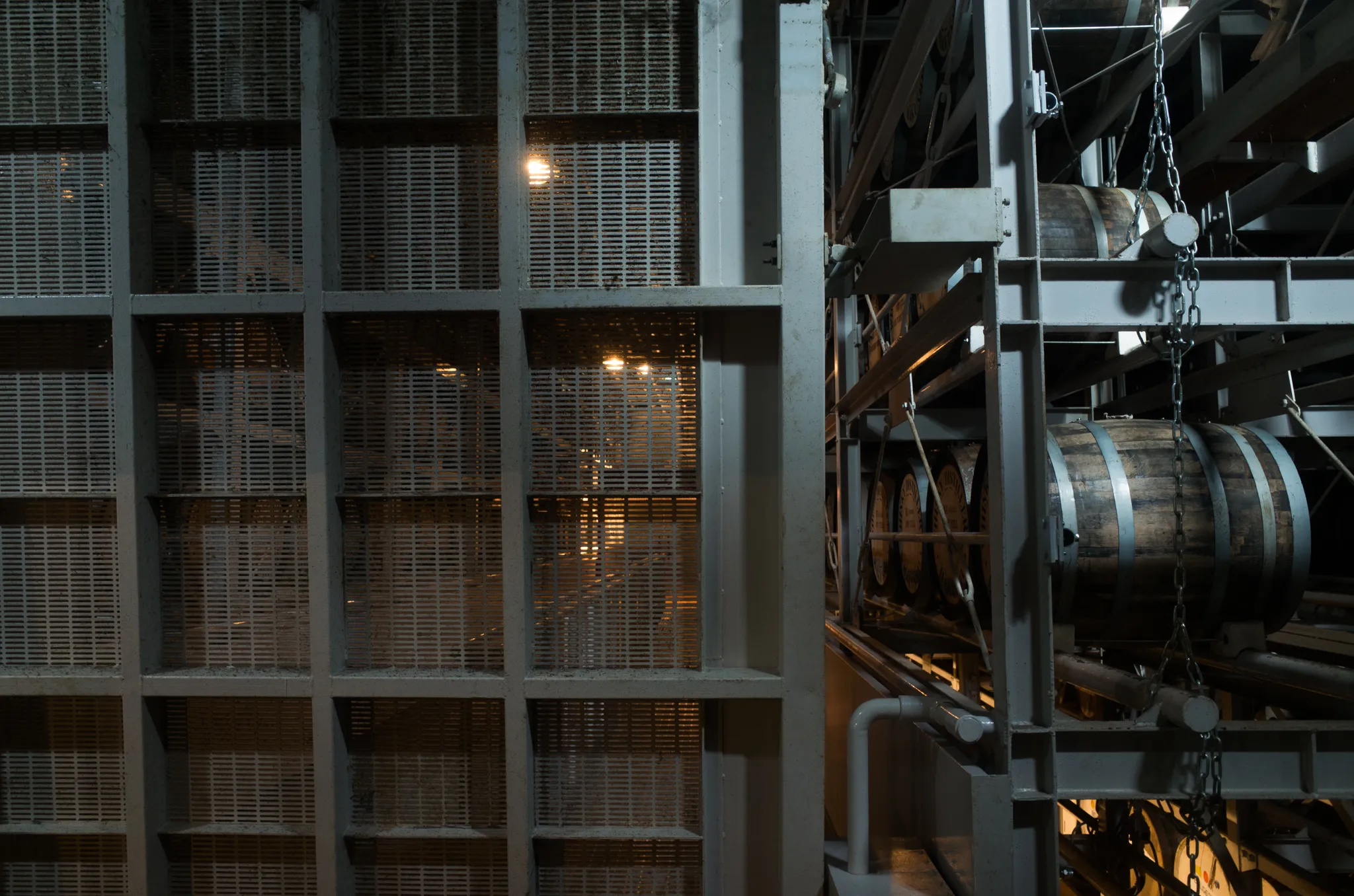 樽の倉庫。思ったよりサイバーな雰囲気でした